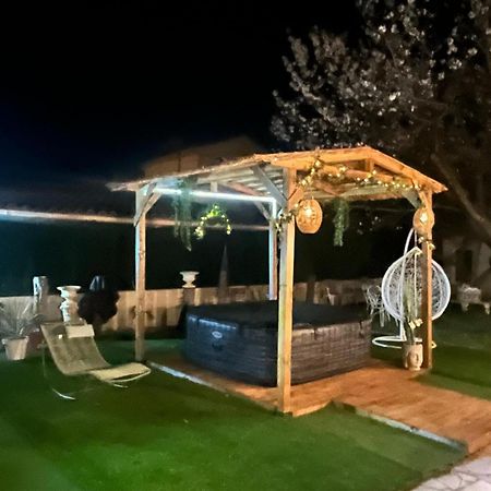 Charmant Studio A Uchaud Bagian luar foto