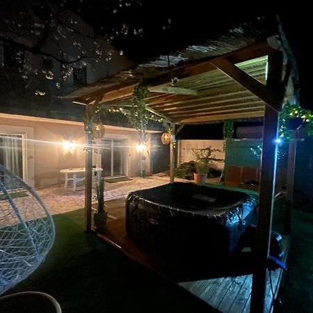 Charmant Studio A Uchaud Bagian luar foto