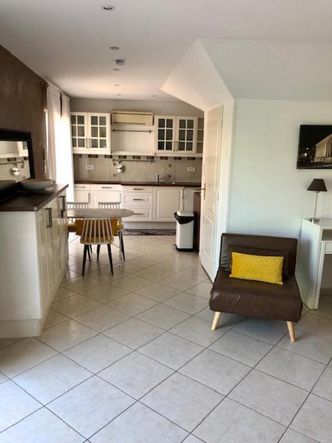 Charmant Studio A Uchaud Bagian luar foto