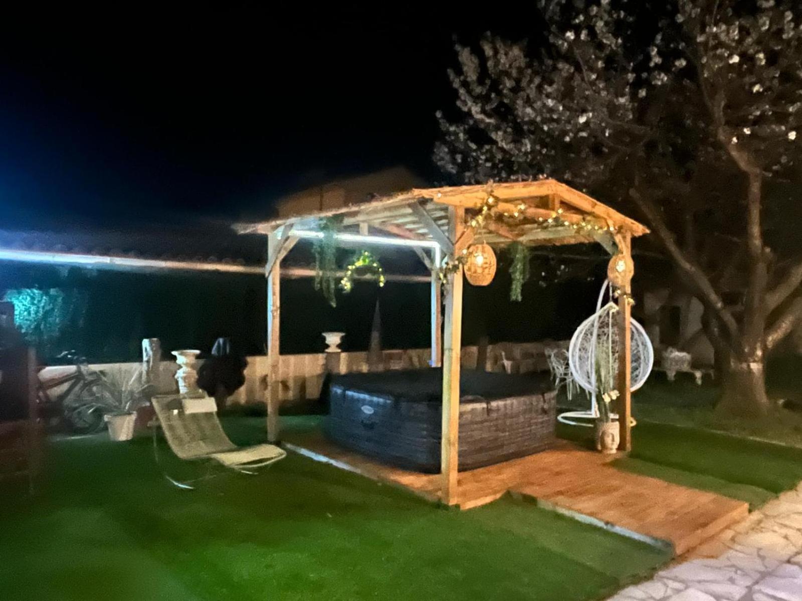 Charmant Studio A Uchaud Bagian luar foto