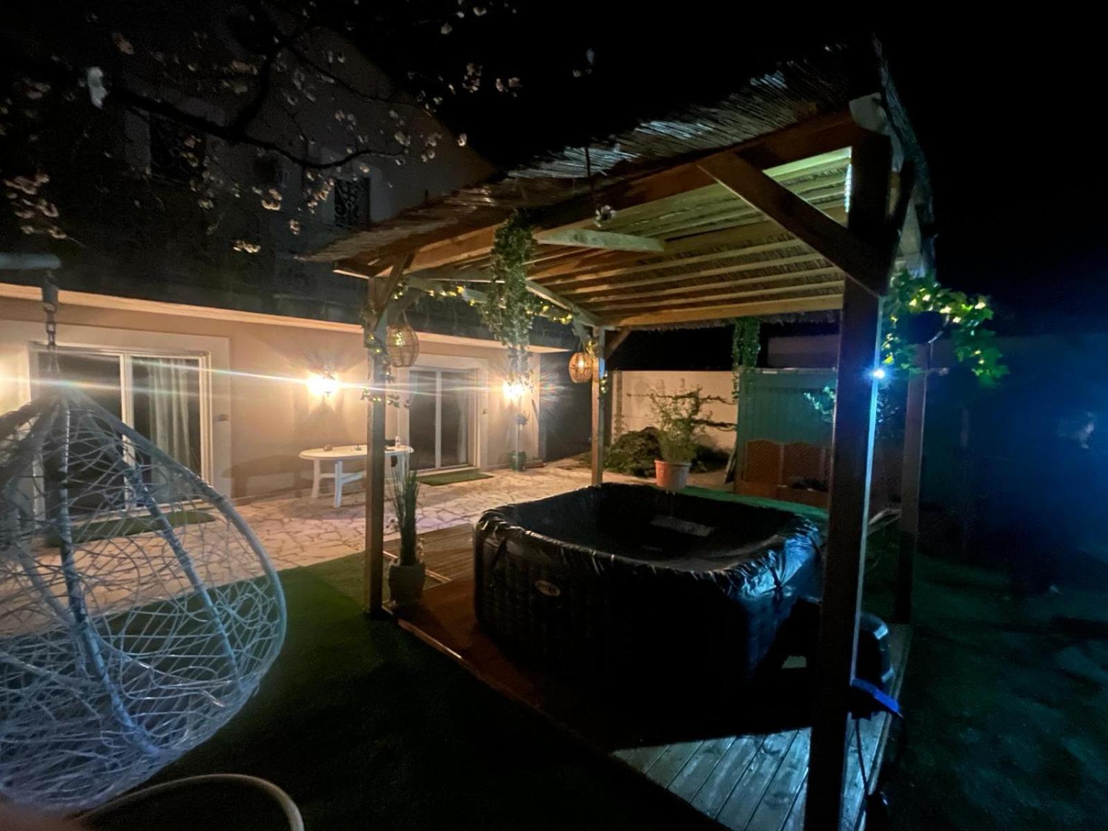 Charmant Studio A Uchaud Bagian luar foto