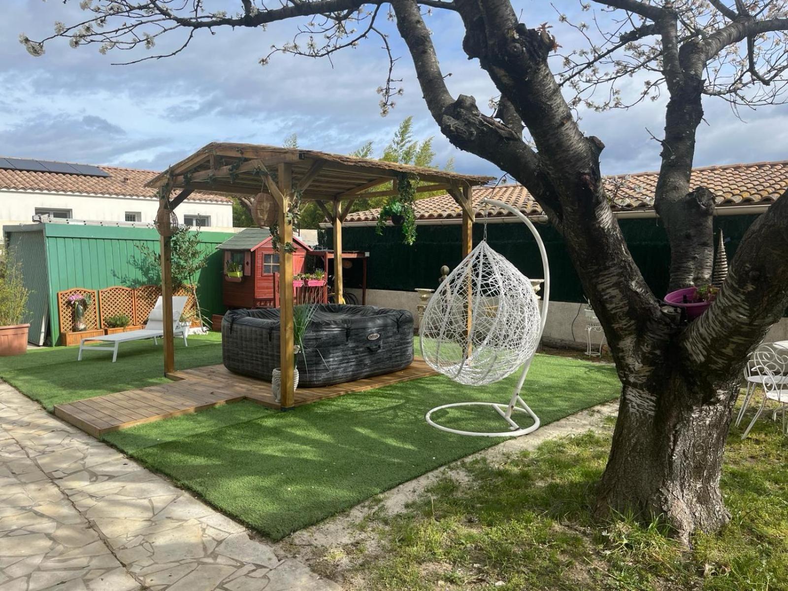 Charmant Studio A Uchaud Bagian luar foto