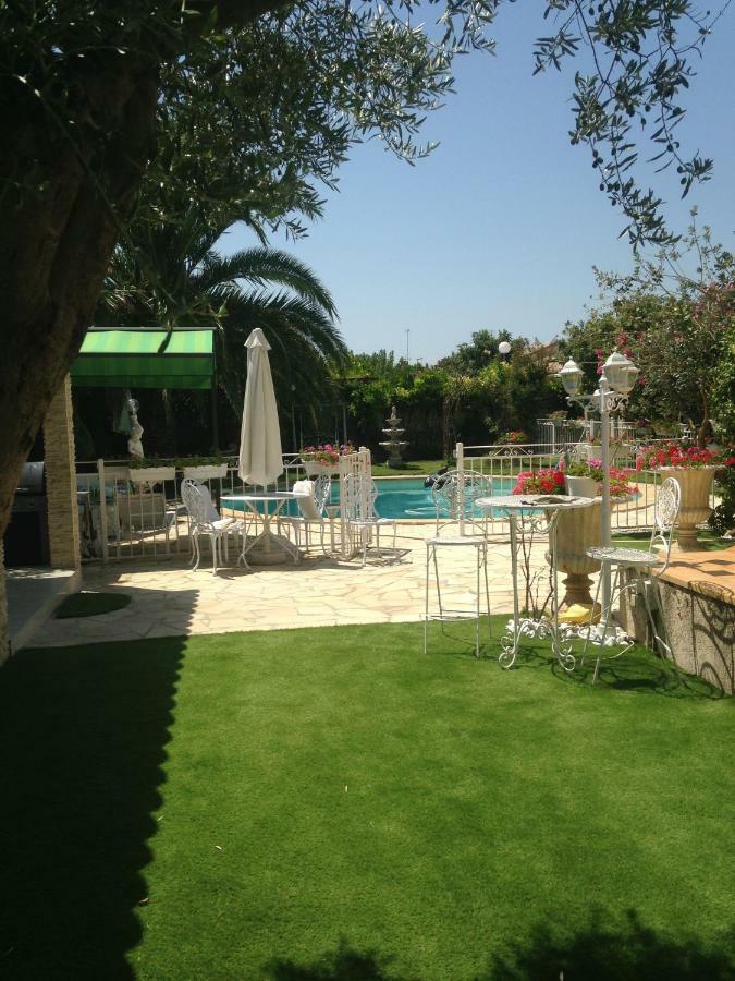 Charmant Studio A Uchaud Bagian luar foto